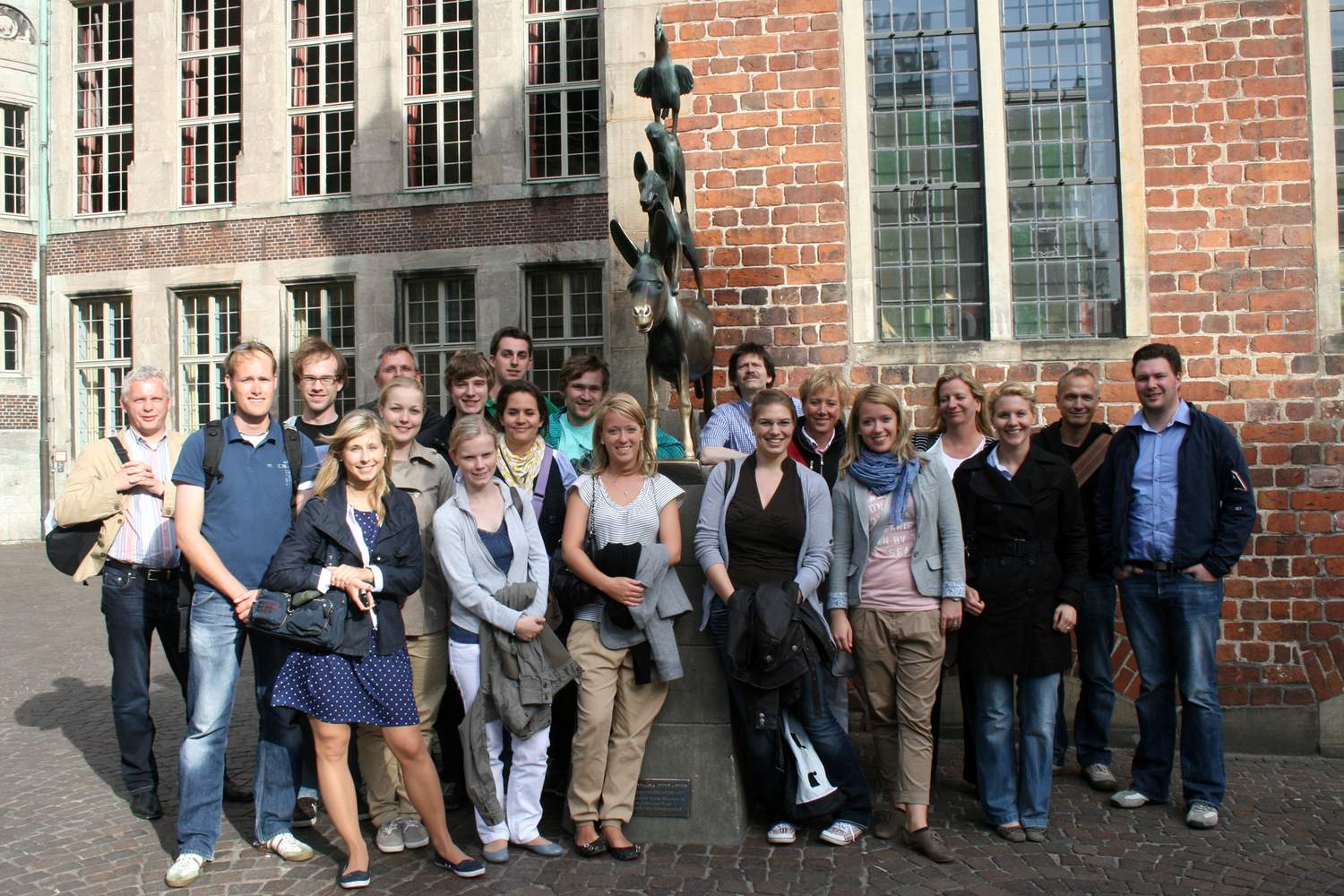 Die PJler und Famulanten mit den Organisatoren vor den Bremer Stadtmusikanten