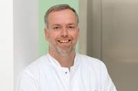 Dr. med. Gerhard Haasis, Facharzt für Chirurgie, Allgemeinmedizin in der Klinik für Allgemein- und Viszeralchirurgie im Krankenhaus St. Joseph-Stift Bremen