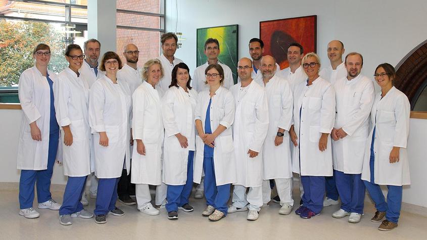 Krankenhaus St. Joseph-Stift Chirurgie Team In unserer Klinik behandelt das ärztliche Team, bestehend aus dem Chefarzt, sieben Oberärzten und -ärztinnen, zwei Fachärzten sowie 16 Assistenzärzten und -ärztinnen unsere Patienten Leitlinien gerecht und auf dem neuesten Stand der medizinischen Entwicklung.