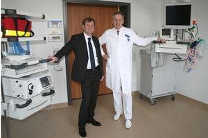 Geschäftsführer Torsten Jarchow und Chefarzt Prof. Dr. Stephan Teyssen freuen sich über die neue Endoskopieabteilung