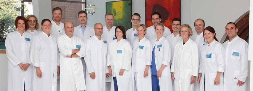 Chirurgen und Assistenzärzte der Klinik für Allgemein- und Viszeralchirurgie, Krankenhaus St. Joseph-Stift Bremen In unserer Klinik behandelt das ärztliche Team, bestehend aus dem Chefarzt, sieben Oberärzten und -ärztinnen, zwei Fachärzten sowie 16 Assistenzärzten und -ärztinnen unsere Patienten Leitlinien gerecht und auf dem neuesten Stand der medizinischen Entwicklung.