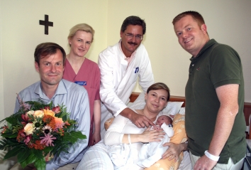 Torsten Jarchow, Geschäftsführer, Christine Räther, leitende Hebamme und Prof. Dr. Michael Butterwegge, Chefarzt der Frauenklinik gratulieren den Eltern Johanna und David von der Vring mit ihrem Sohn, dem 250. Spender Wynton Felix von der Vring.